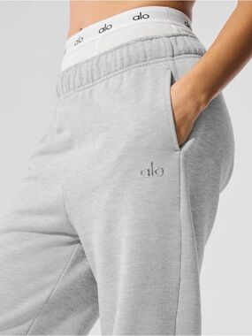 Alo Accolade Sweatpant in Athletic Heather Grey